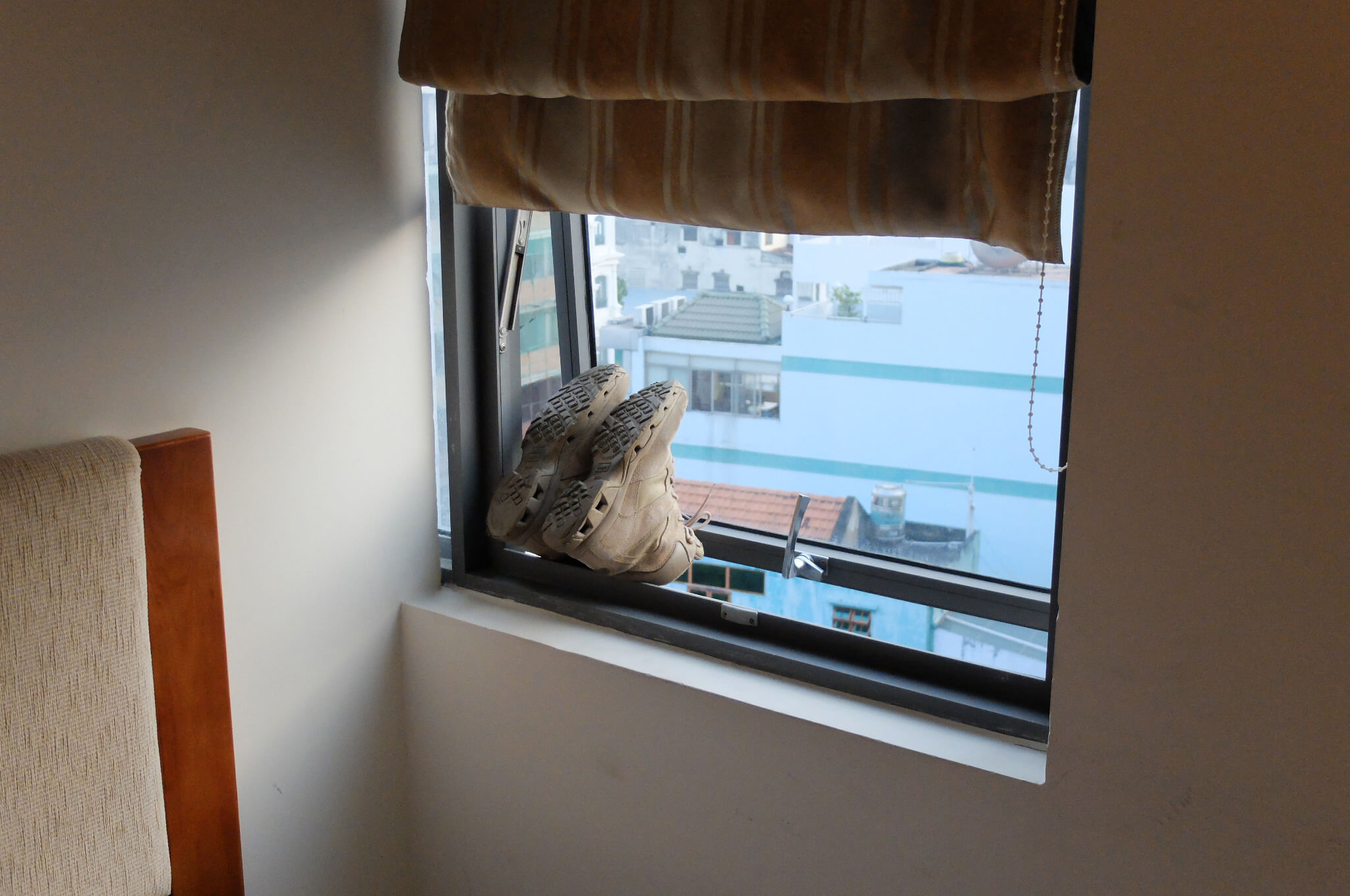 hotel ou hostel - Janela com sapato
