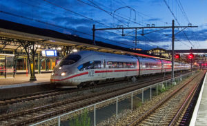 Trem em plataforma na Europa