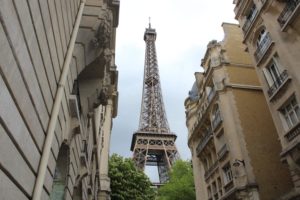 rua para tirar foto da torre eiffel