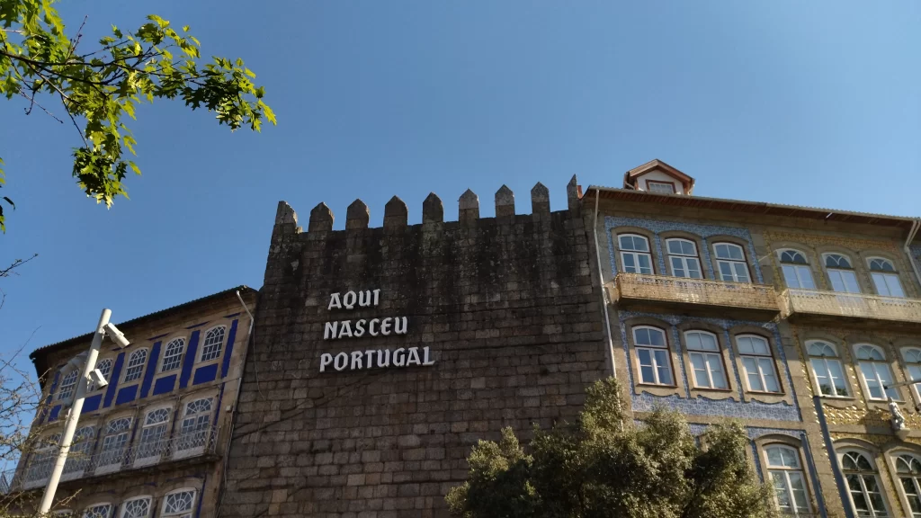 aqui nasceu portugal muralha de guimarães