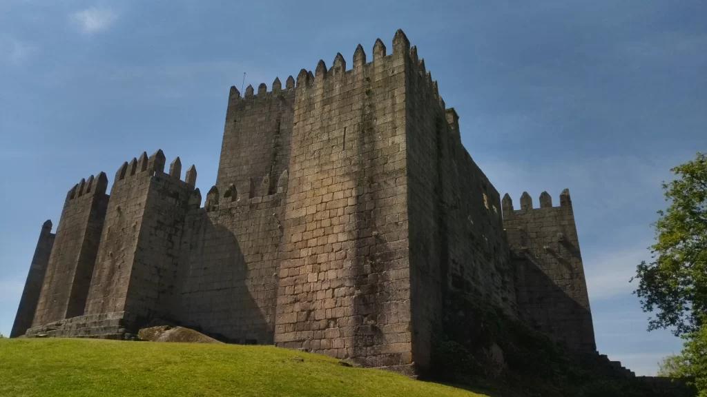 castelo de guimarães bate e volta do porto
