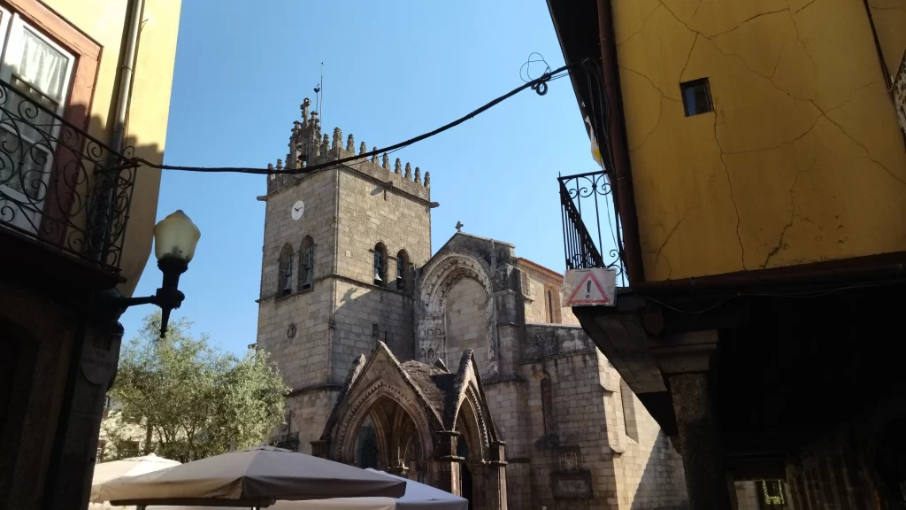 largo da oliveira em guimarães portugal