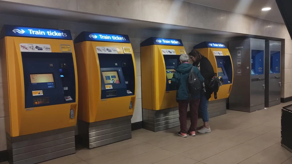 como ir do aeroporto de amsterdam para o centro